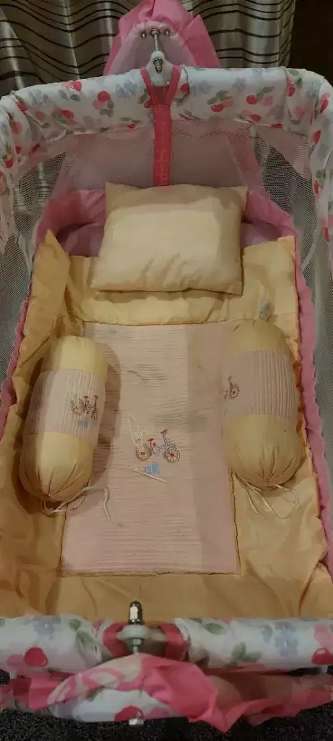 Carry cot+Baby swing(cot)with mobile cot, gudday, pillows,sleeping bag