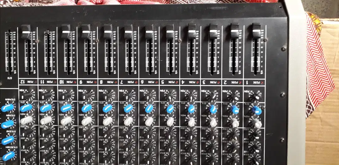 SOUND MIXER 12 CHANEL SOUND SOLUTION