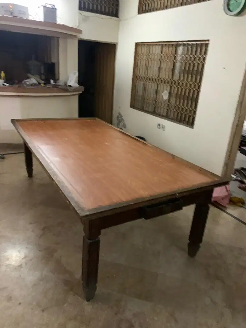 10 chairs wala daining table ha