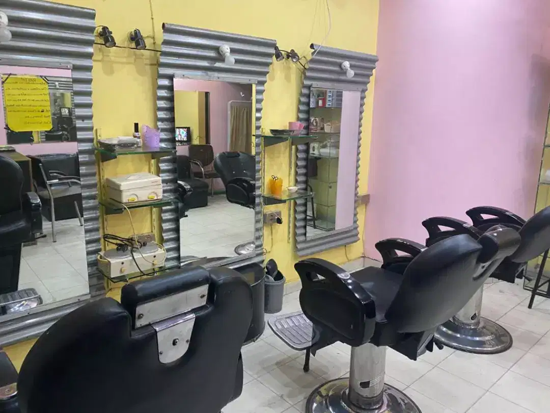 Beauty Salon on prime location