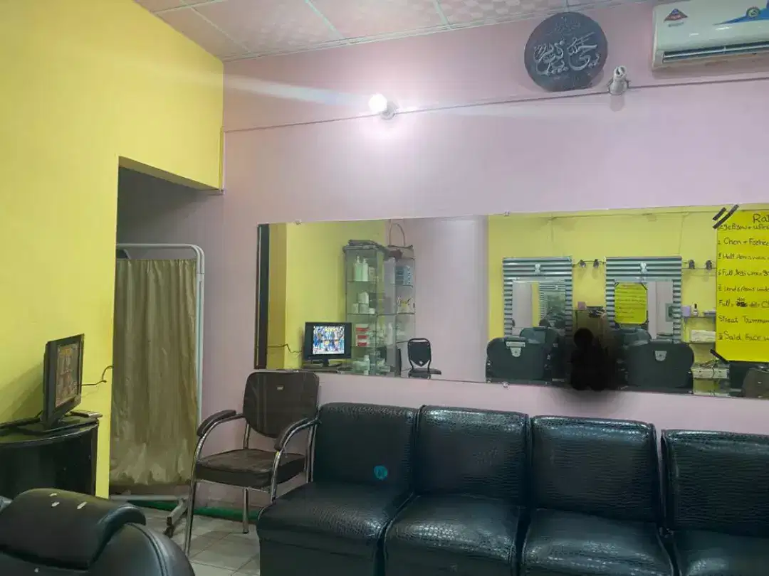 Beauty Salon on prime location