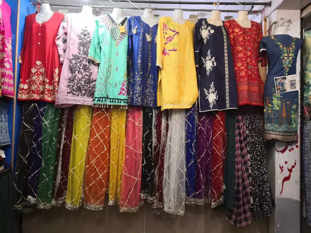 Chalta chlya business clothes shop ka