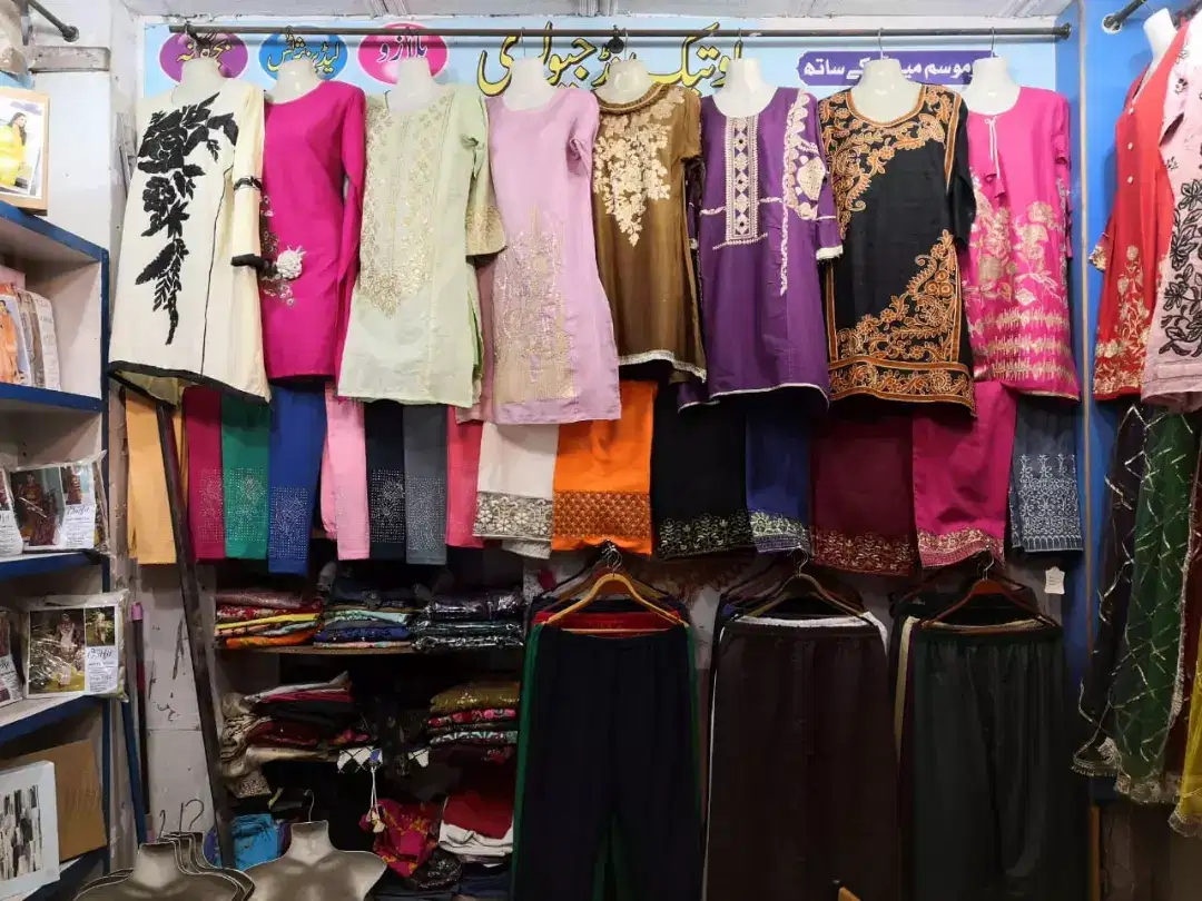 Chalta chlya business clothes shop ka