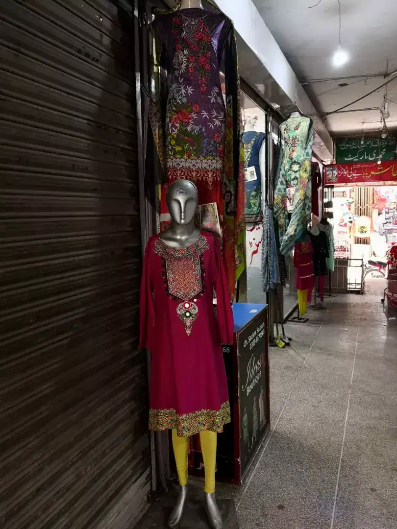 Chalta chlya business clothes shop ka