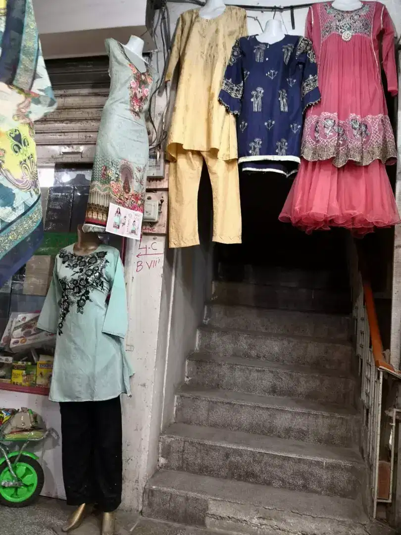 Chalta chlya business clothes shop ka