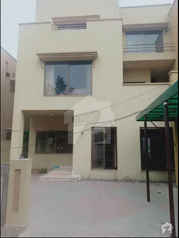 10 Marla First Floor Apartment Available For Rent
