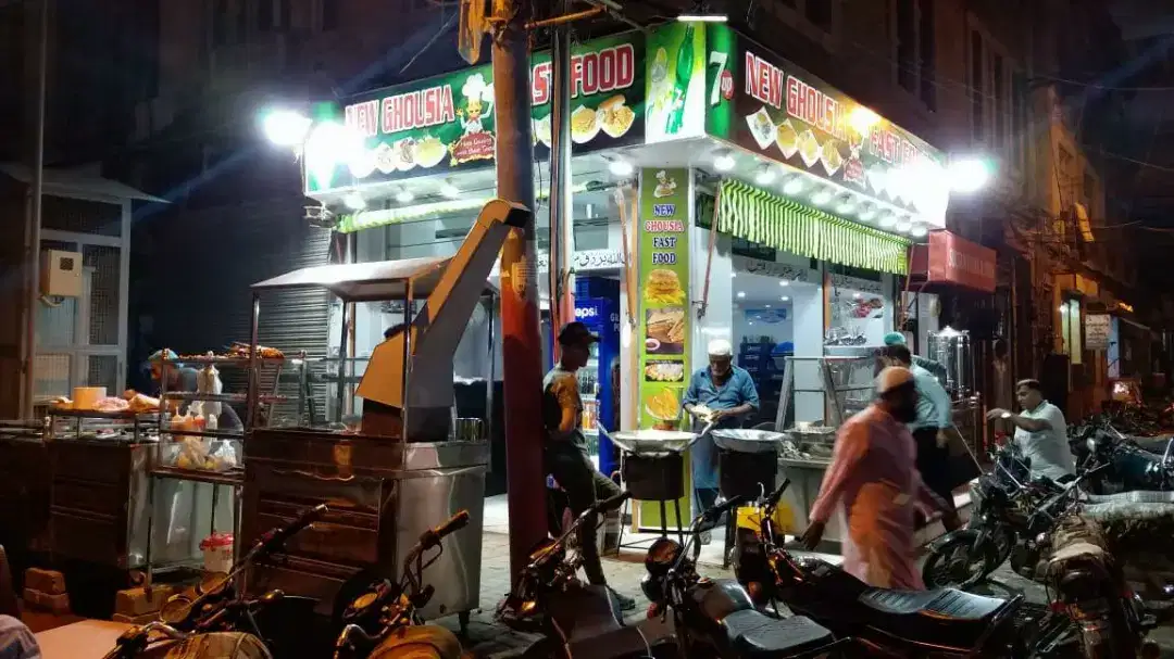 Halwa puri ka helper chaheye