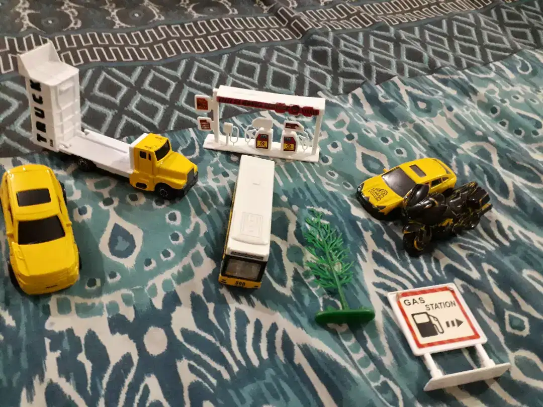 Car track for kids available for sale