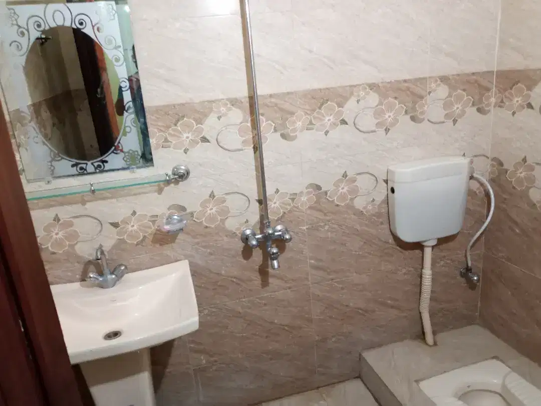 Ghauri town 6.5 marla upper portion for rent