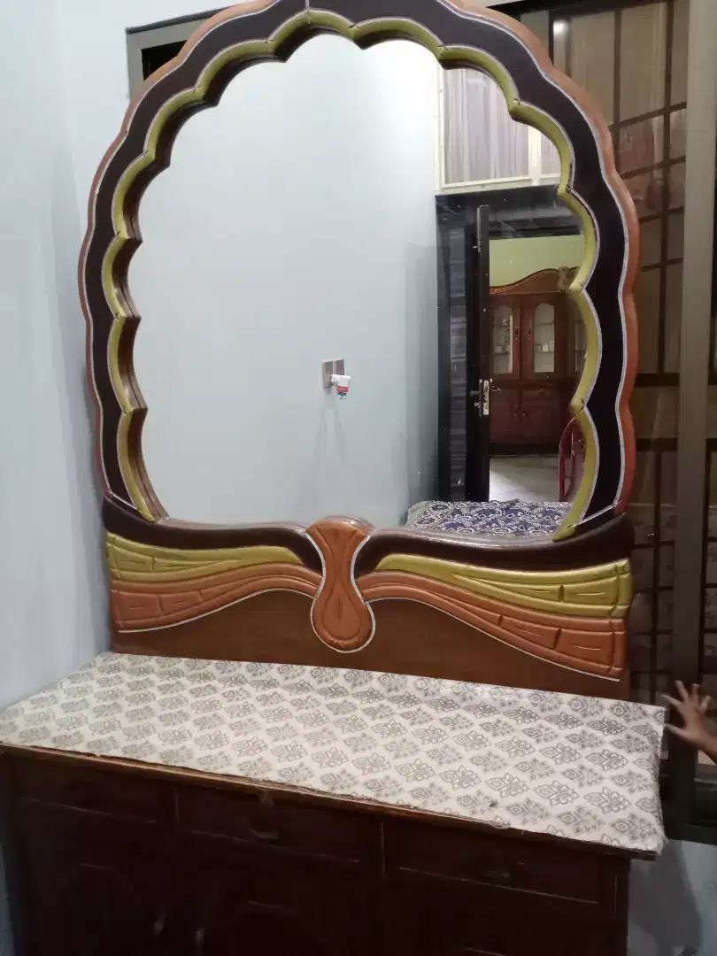 Crockery Almrihe Aur Dressing For Sale