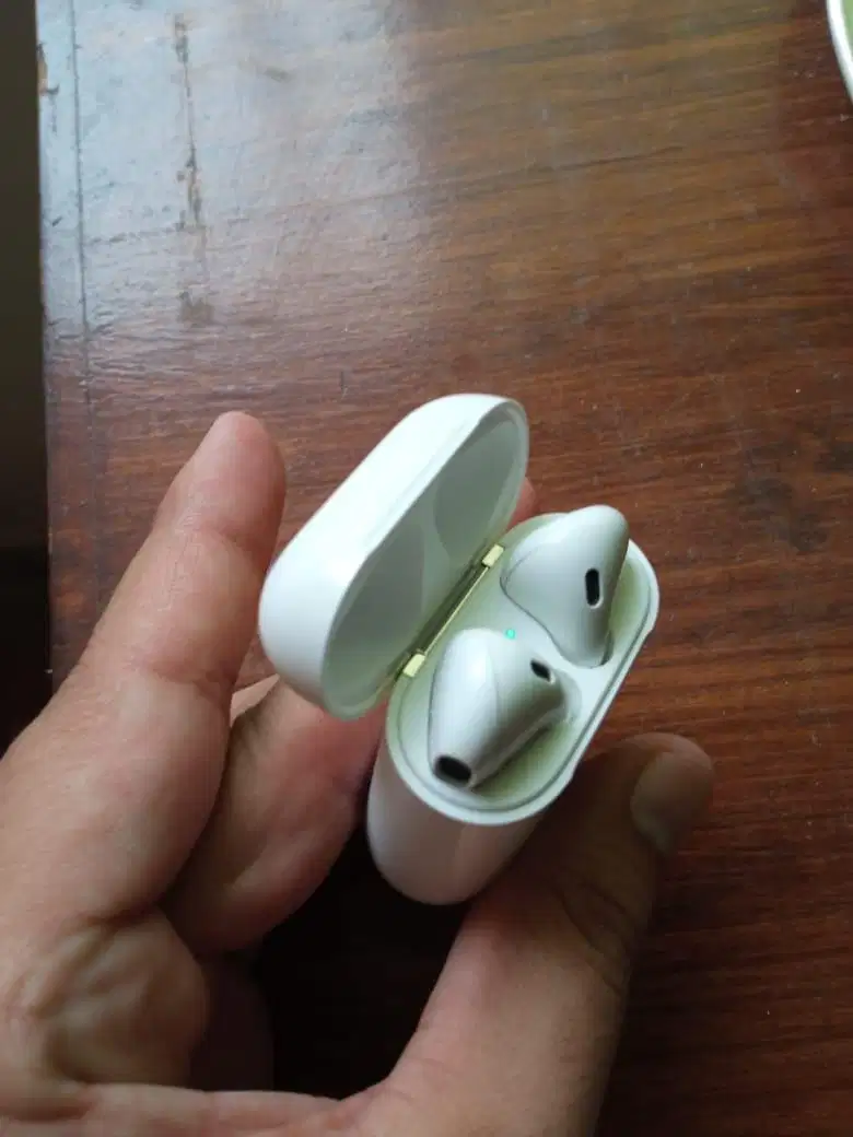 Apple Airpods 2nd gen lush condition for sale