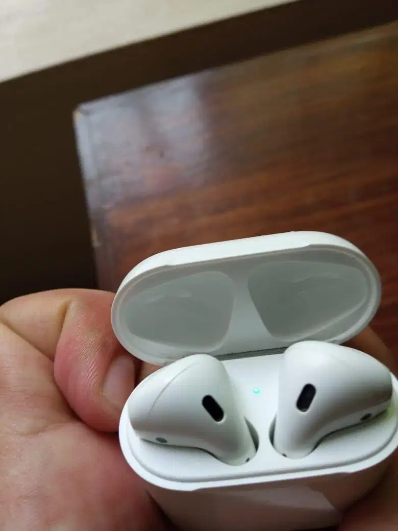 Apple Airpods 2nd gen lush condition for sale