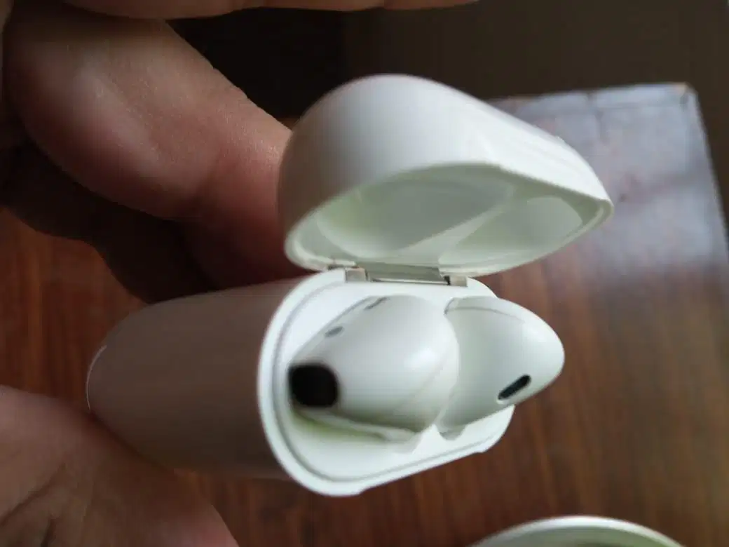 Apple Airpods 2nd gen lush condition for sale