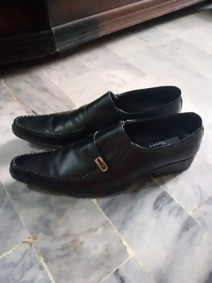 Golden merry shoes available for sale in cheap price