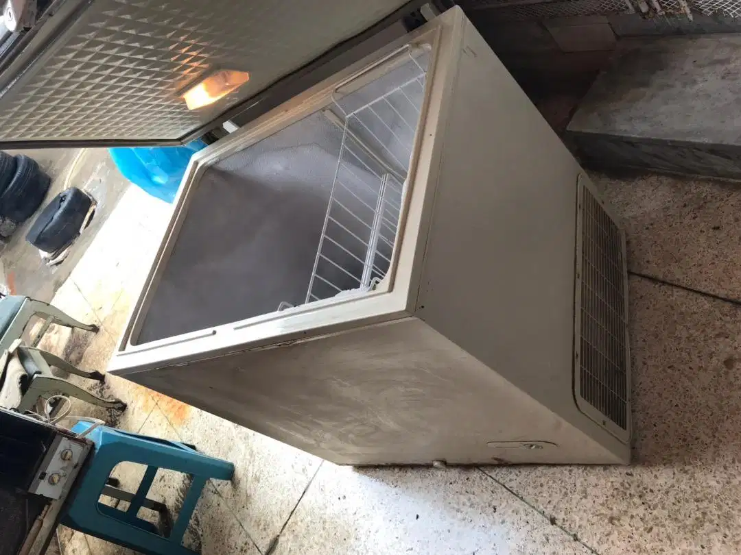 DawlanCe deep freezer chilled cooling available.
