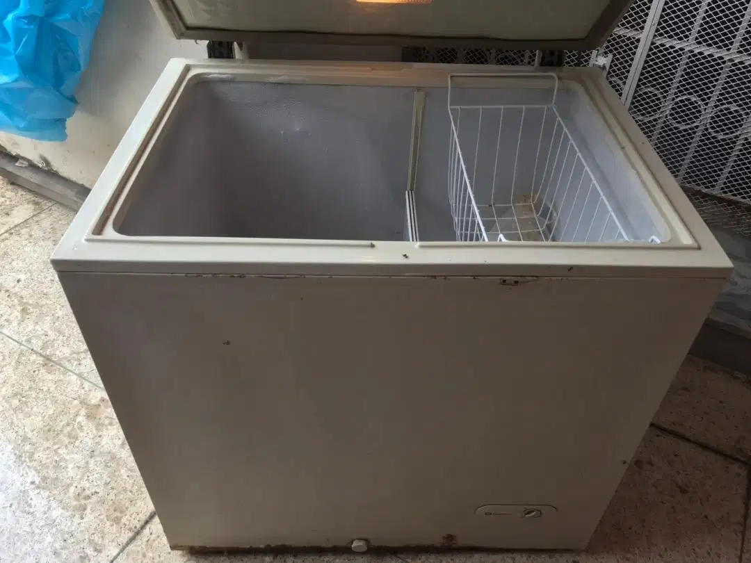 DawlanCe deep freezer chilled cooling available.