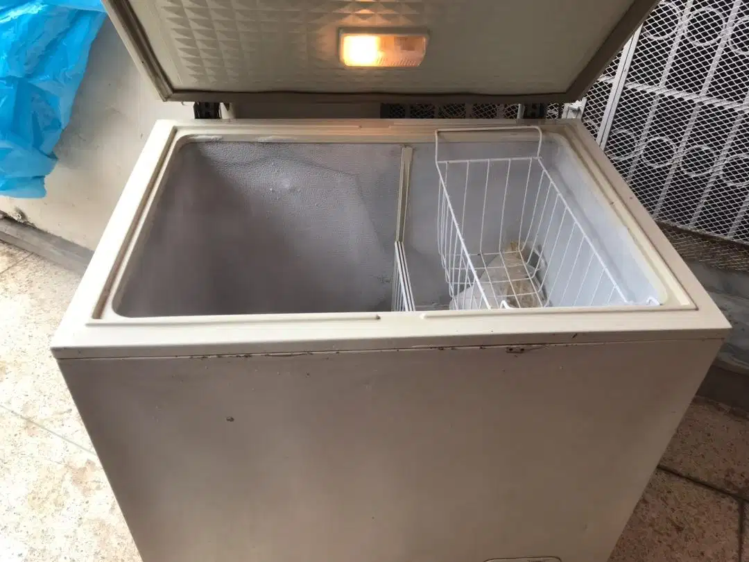 DawlanCe deep freezer chilled cooling available.
