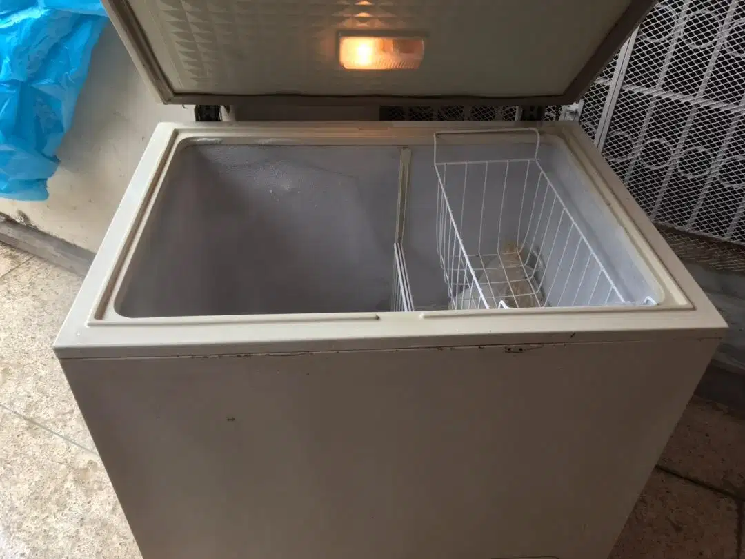 DawlanCe deep freezer chilled cooling available.