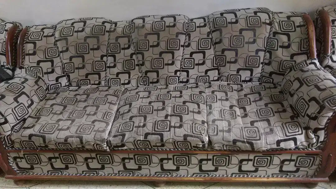 7 seater sofa Urgent sale on very low price
