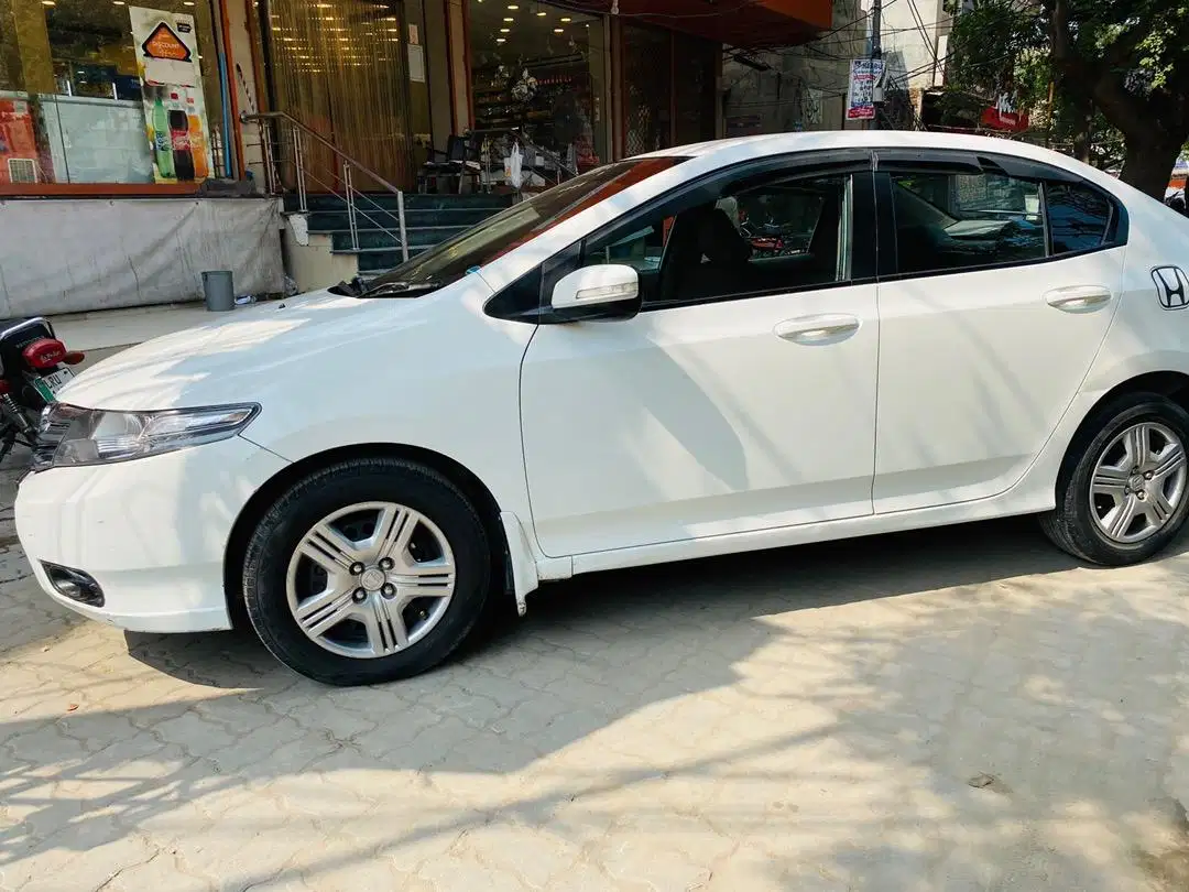 White Honda City IVTEC For Sale in Lahore