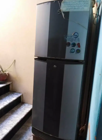 Pel branned fridge UntouchFor sale in khanewl