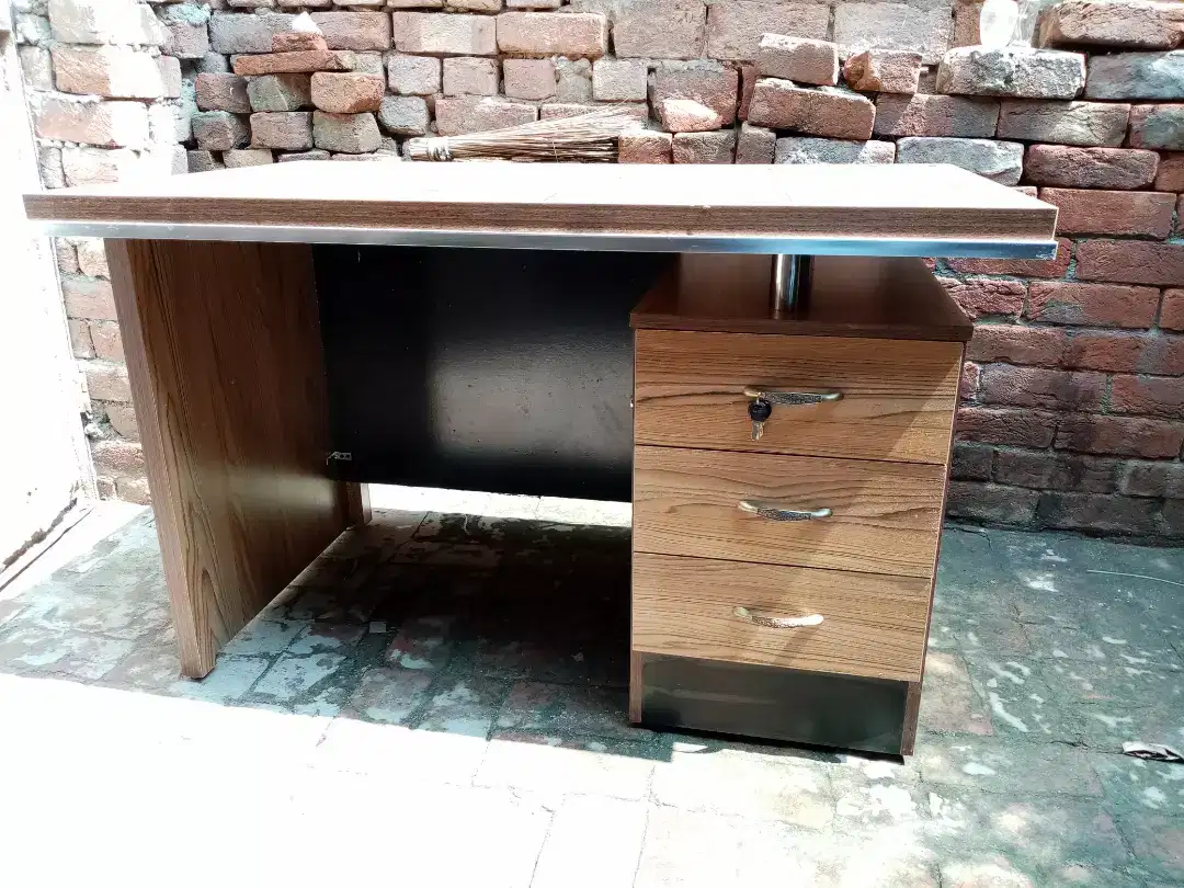 Office Table available for sale in Lahore