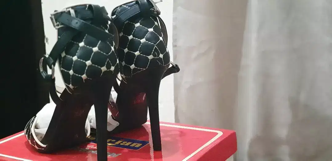 Original borjan ladies heels 4inch for sale