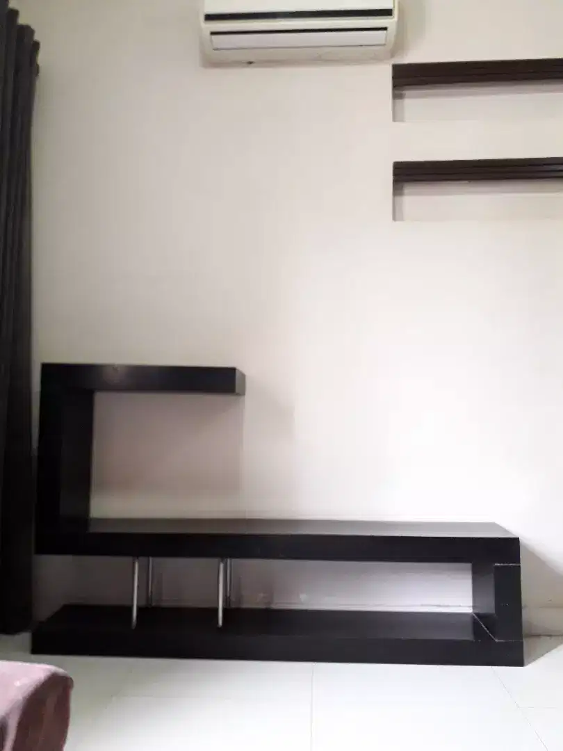 S shaped shelve and elegant item for display For Sale In Karachi