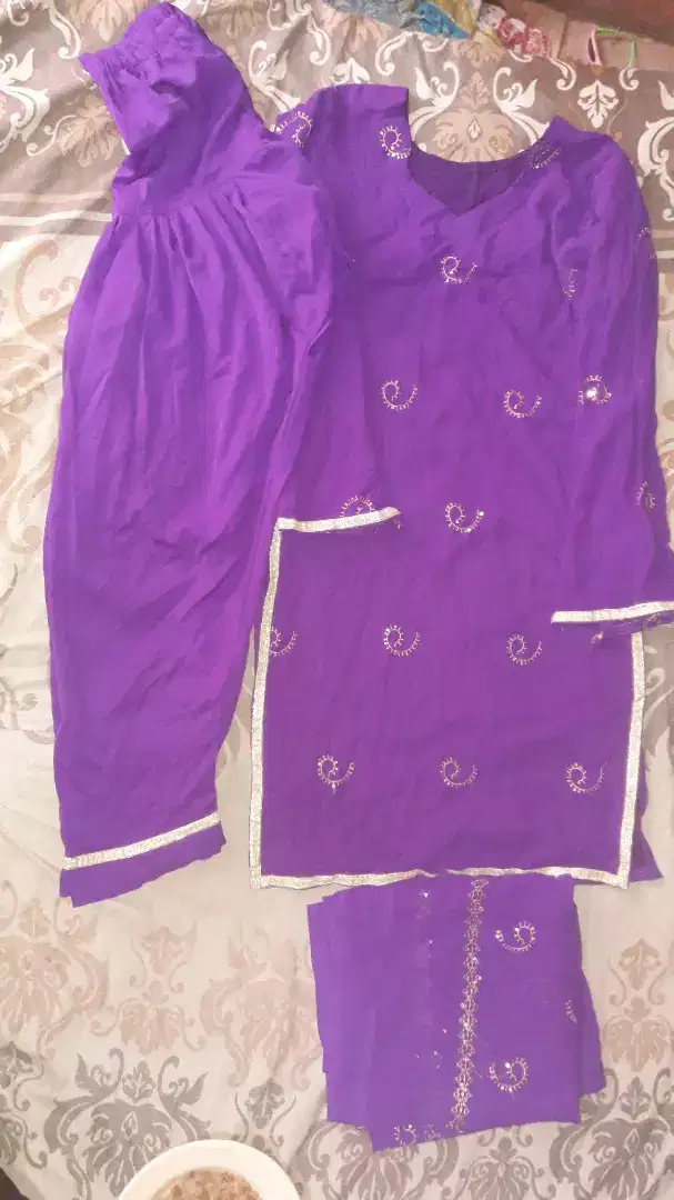 4 Dress's For Sale Medium Size Fancy & Simple With Resonable Price in Lahore