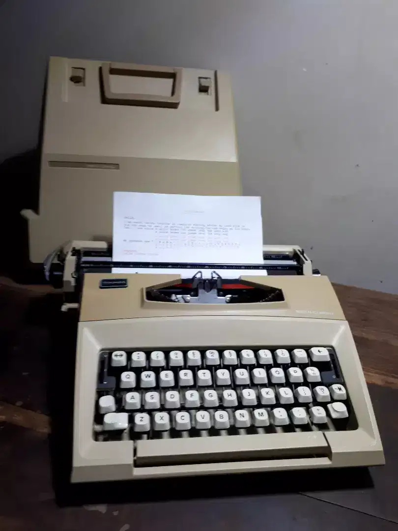 1970s Smith corona Courier Typewriter Available For Sale in Lahore