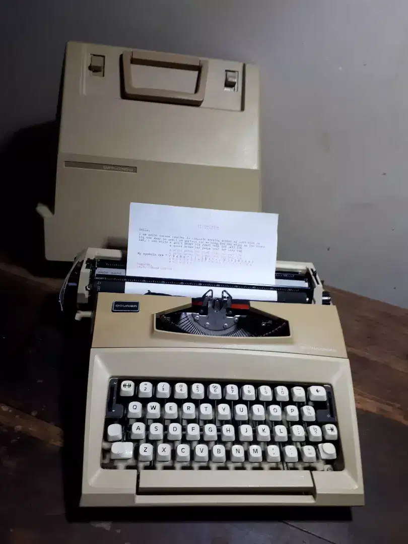 1970s Smith corona Courier Typewriter Available For Sale in Lahore