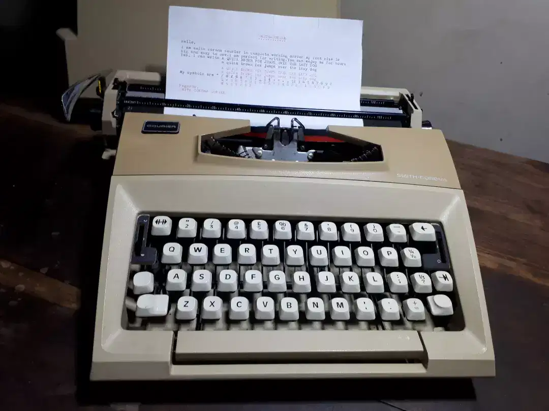 1970s Smith corona Courier Typewriter Available For Sale in Lahore