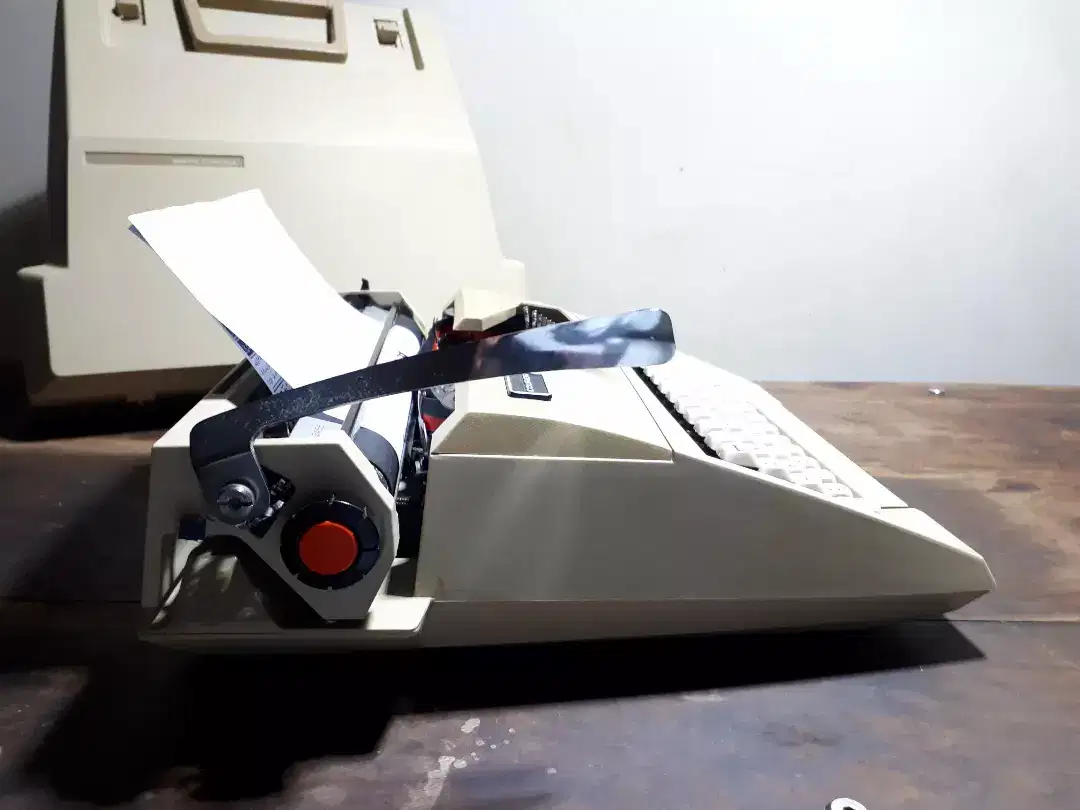 1970s Smith corona Courier Typewriter Available For Sale in Lahore