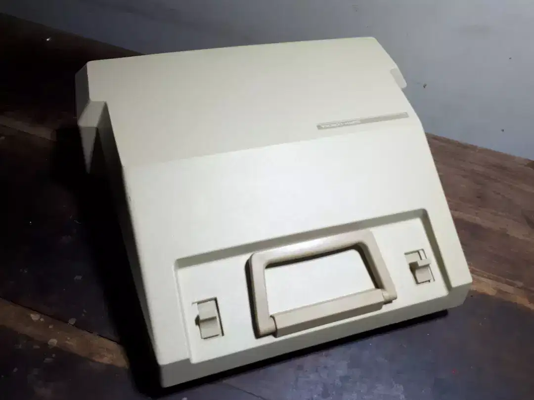 1970s Smith corona Courier Typewriter Available For Sale in Lahore