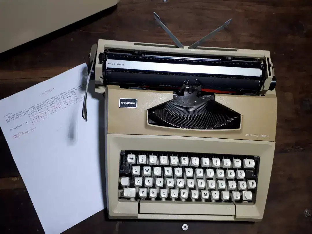 1970s Smith corona Courier Typewriter Available For Sale in Lahore