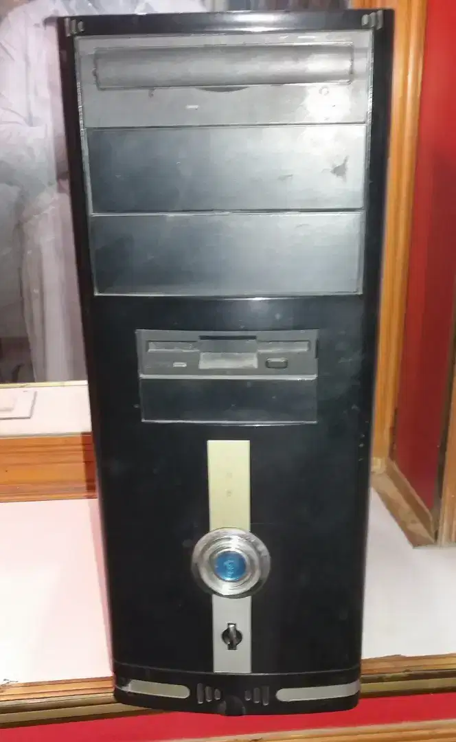 Computer Pentium 4 with computer table available for sale