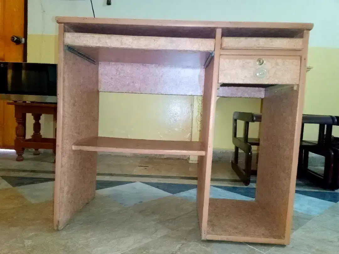 Computer study table available for sale
