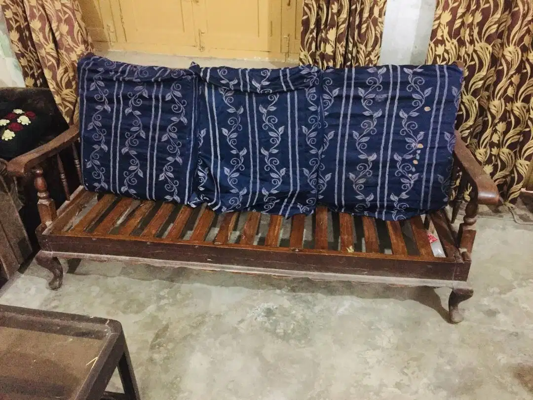 wood sohfa good condition available for sale in Multan