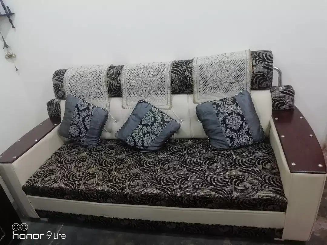 5 seatr sofa set available for sale