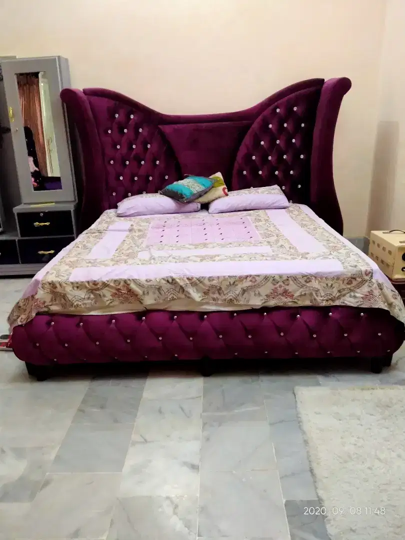 New imported velvet king size bed and high chairs set Available for Sale