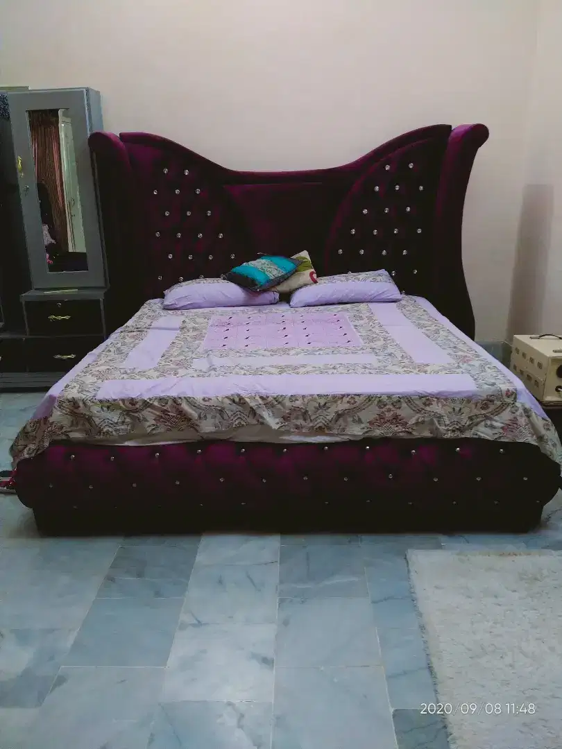 New imported velvet king size bed and high chairs set Available for Sale