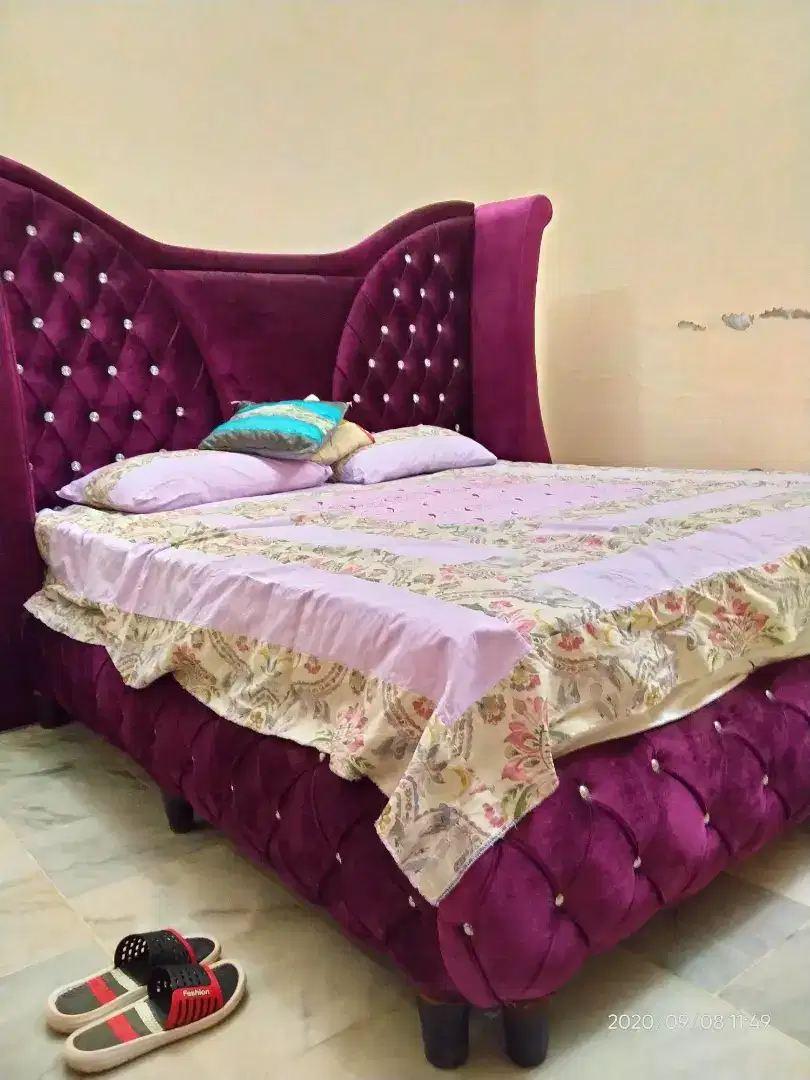 New imported velvet king size bed and high chairs set Available for Sale