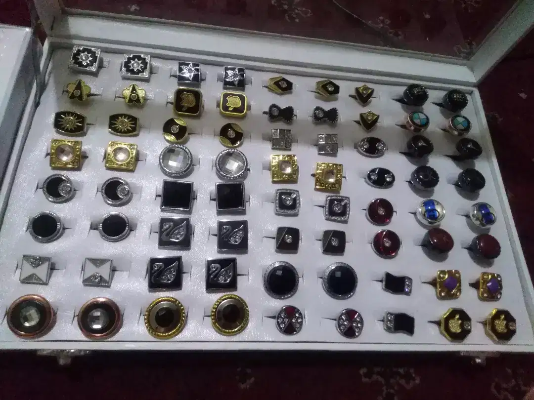 New Stylish Stud Buttons Available for Sale in Jamrud