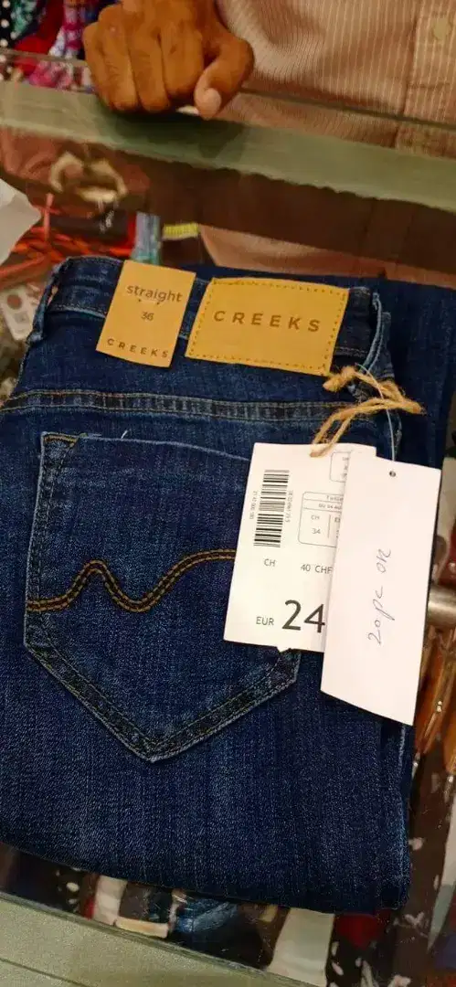 WOMAN JEANS AVAILABLE FOR SALE