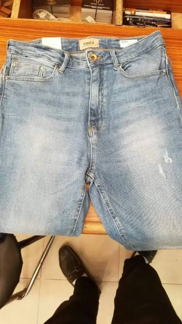 WOMAN JEANS AVAILABLE FOR SALE