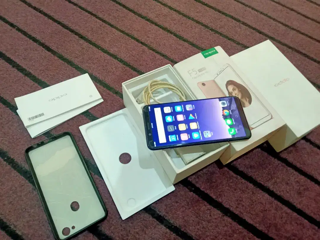 Oppo F5 3/32gb smartphone with Full box Available for Sale in Peshawar