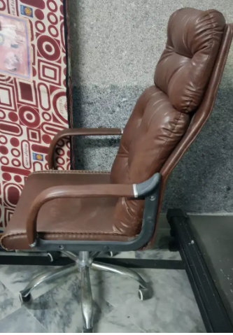 Office chair comfortable and reasonable available for sale