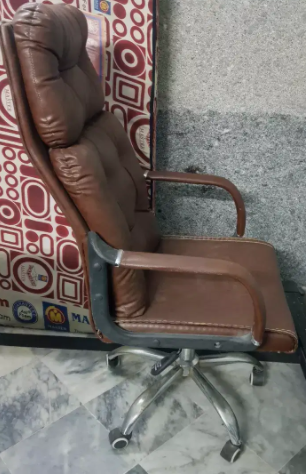 Office chair comfortable and reasonable available for sale