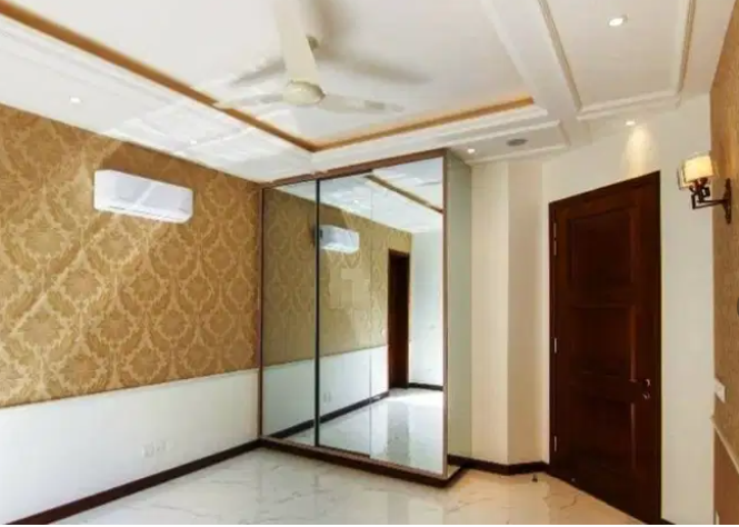 1 Kanal House Available For Rent