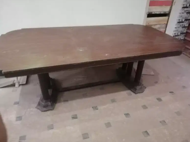 Dining table Available for sale